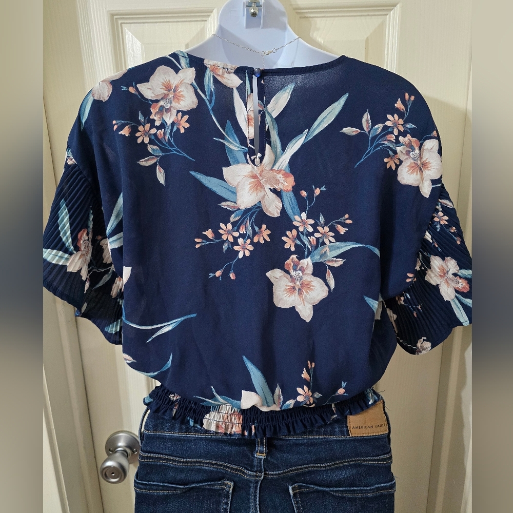 Love & Piece Collective Navy Floral Crop Top for Women's Size XS - Picture 2 of 8